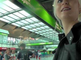 Stewardess public am Flughafen gefickt!